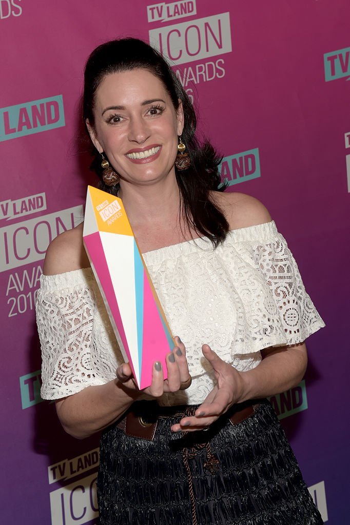 Paget Brewster poses with an Icon Award backstage at 2016 TV Land Icon Awards | Getty Images