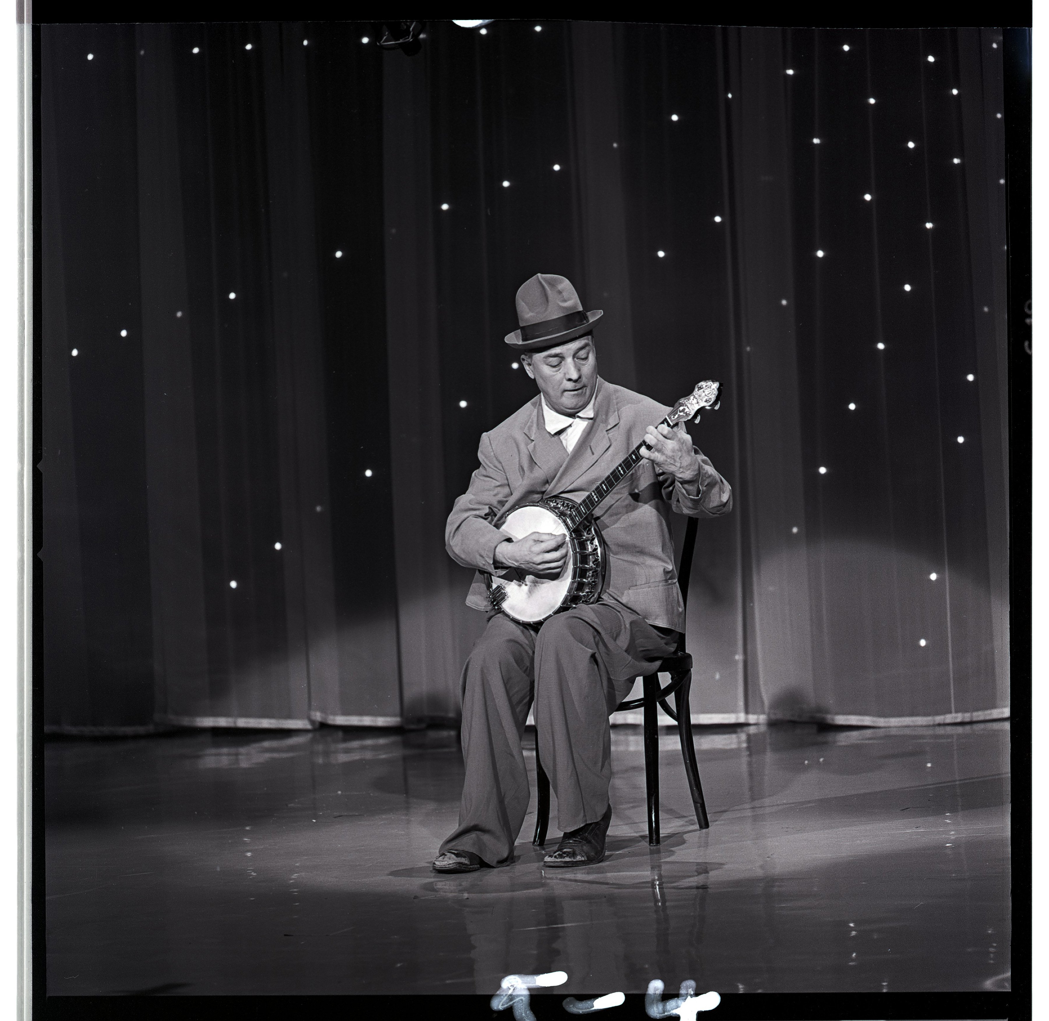 Gene Sheldon tocando el banjo el 8 de febrero, 1964. | Foto: Getty Images