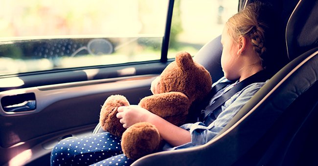 Un enfant seul dans la voiture. | Photo : Shutterstock