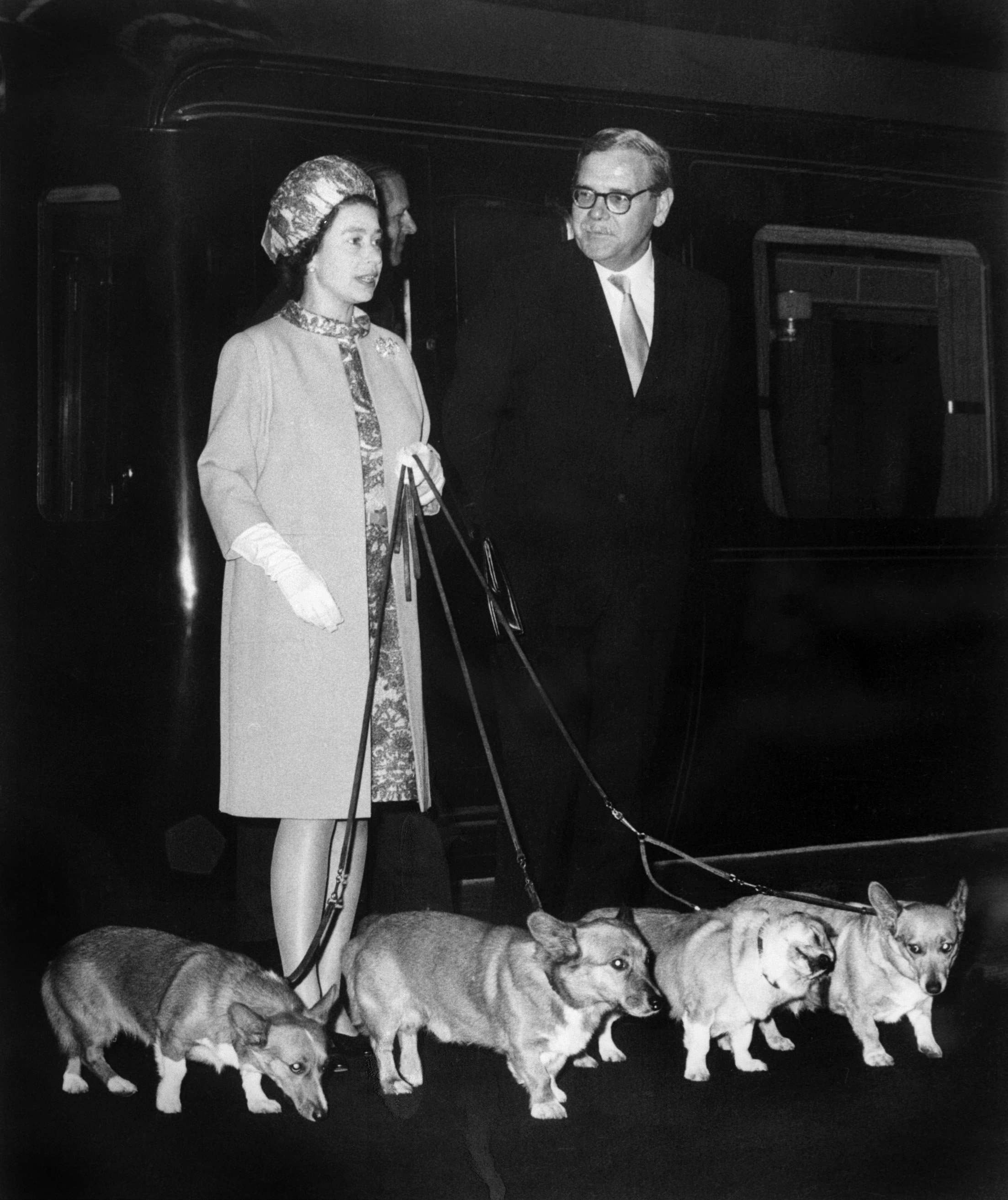 Queen Elizabeth II arriving with her four Corgis at King's Cross railway station on October 15, 1969 in Balmoral Castle in Scotland. | Source: Getty Images