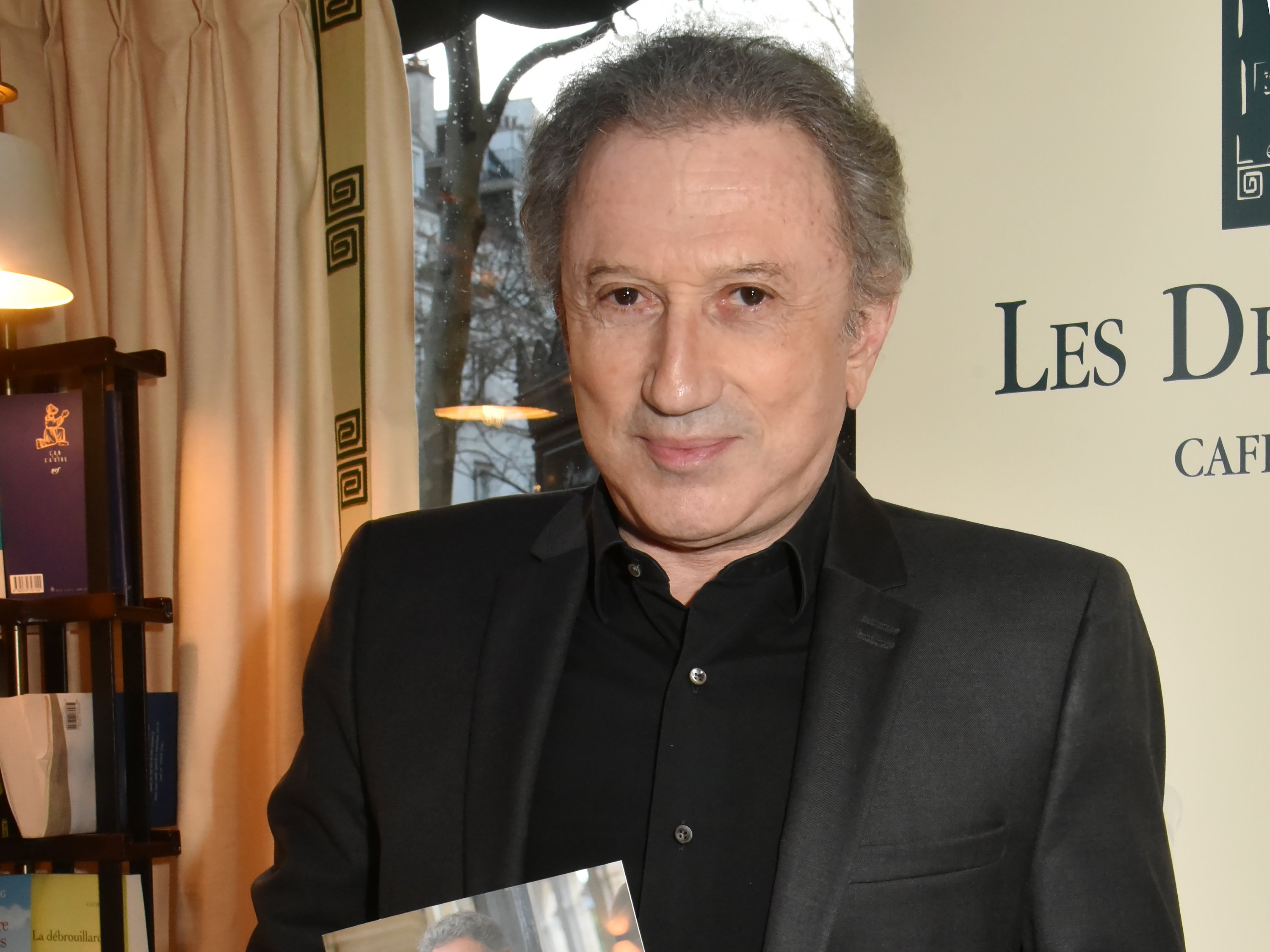 Le présentateur de télévision Michel Drucker assiste à la signature du livre "Il Faut Du Temps Pour Rester Jeune" aux Deux Magots le 11 mars, à Paris, France. | Photo : Getty Images