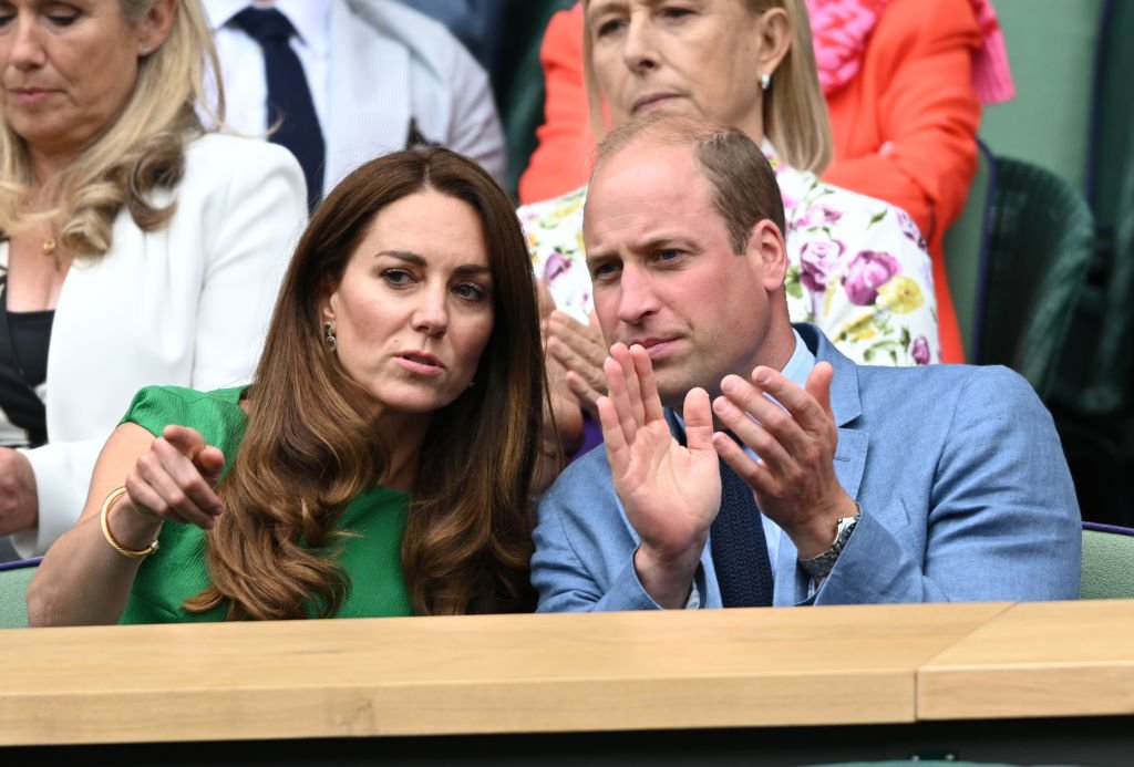 Prinz William, Herzog von Cambridge, und Catherine, Herzogin von Cambridge, im All England Lawn Tennis and Croquet Club am 10. Juli 2021 | Quelle: Getty Images