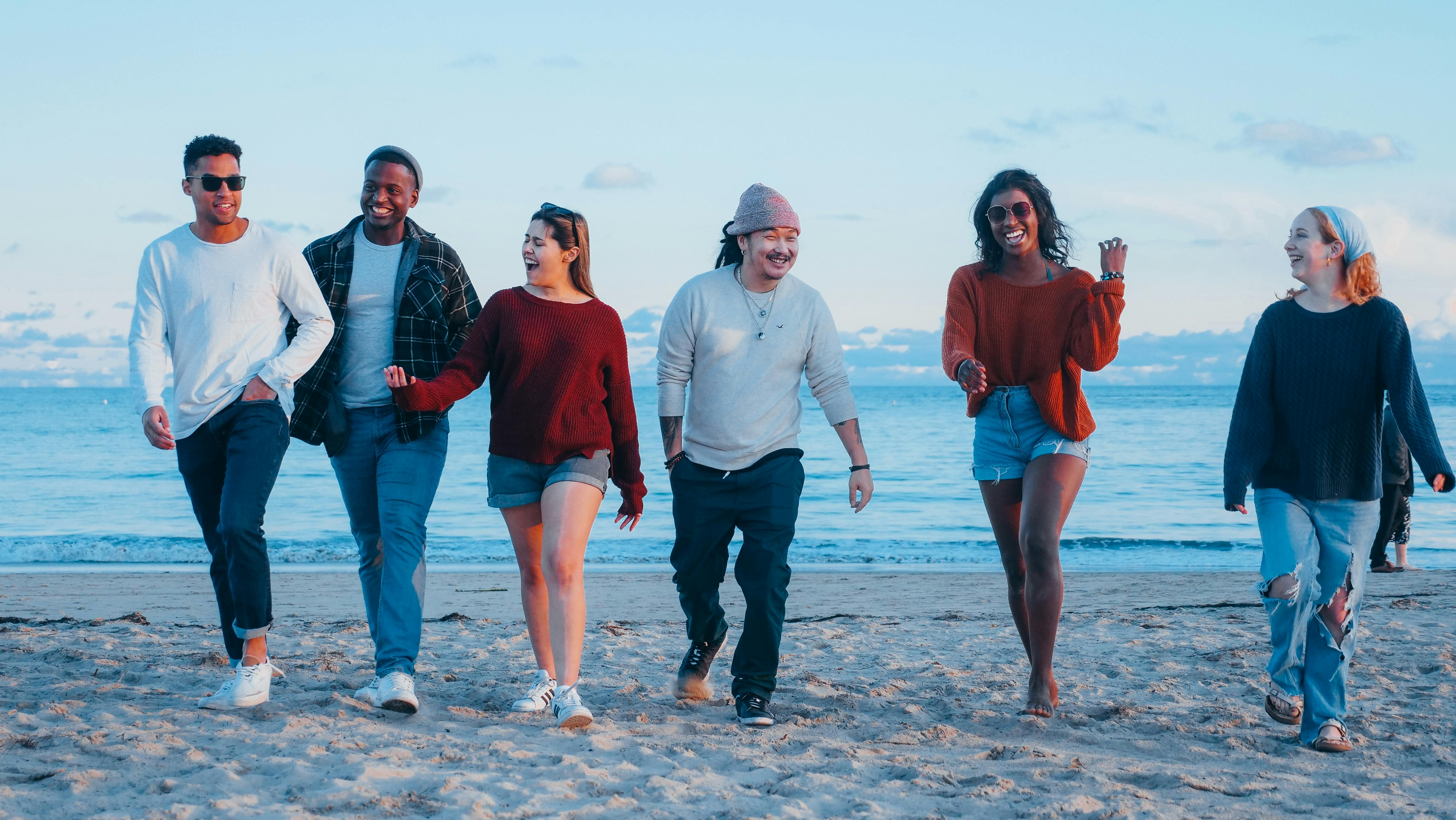 A group of friends walking on the beach | Source: Pexels