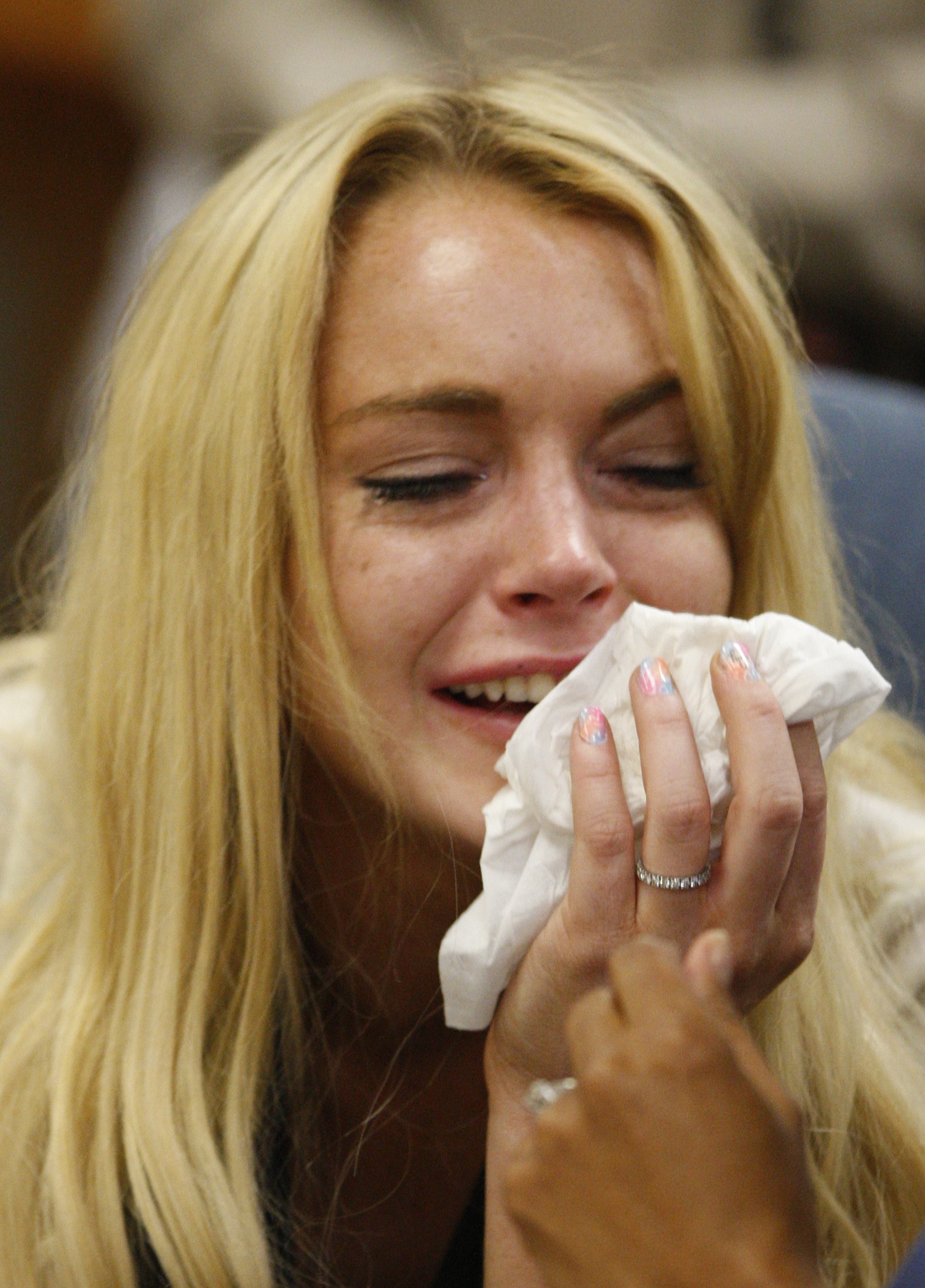 Lindsay Lohan pleure au moment où elle est condamnée à 90 jours de prison par la juge Marsha Revel lors de son audience au palais de justice de Beverly Hills le 6 juillet 2010. | Source : Getty Images