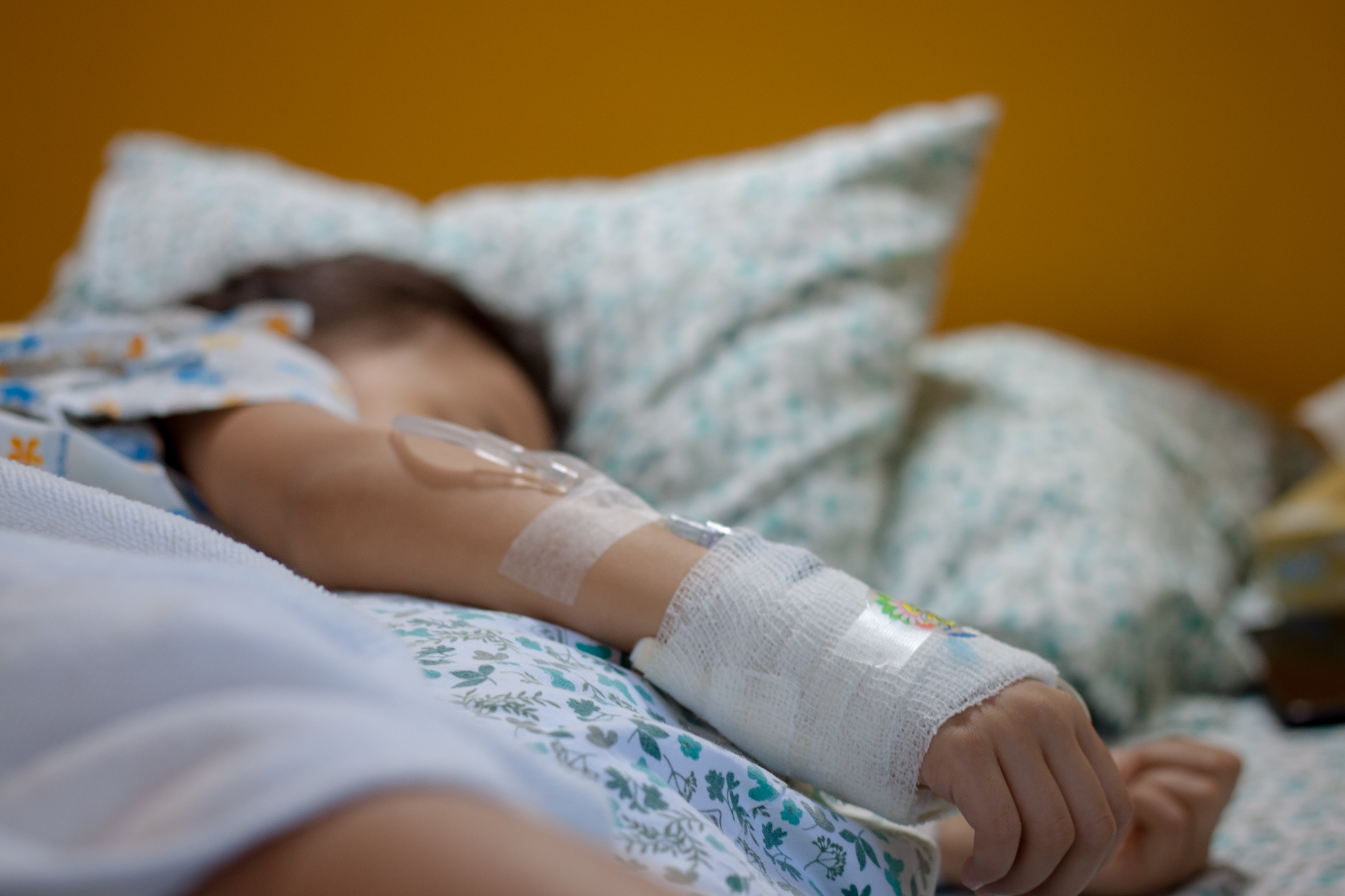 Niña acostada en su cama de hospital. | Foto: Shutterstock