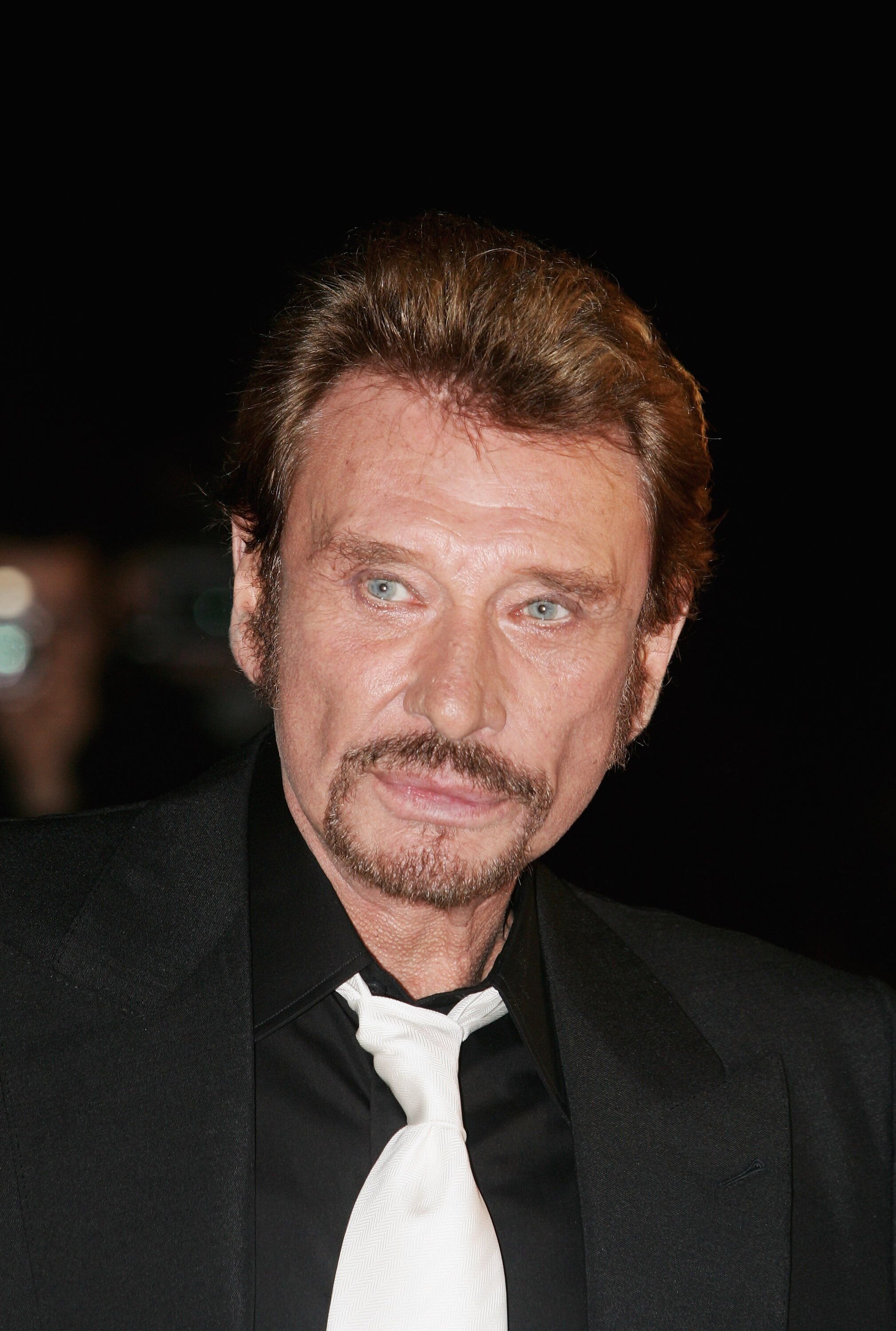 Johnny Hallyday se présente aux NRJ Music Awards 2006 au Palais des Festivals le 21 janvier 2006 à Cannes. | Photo : Getty Images