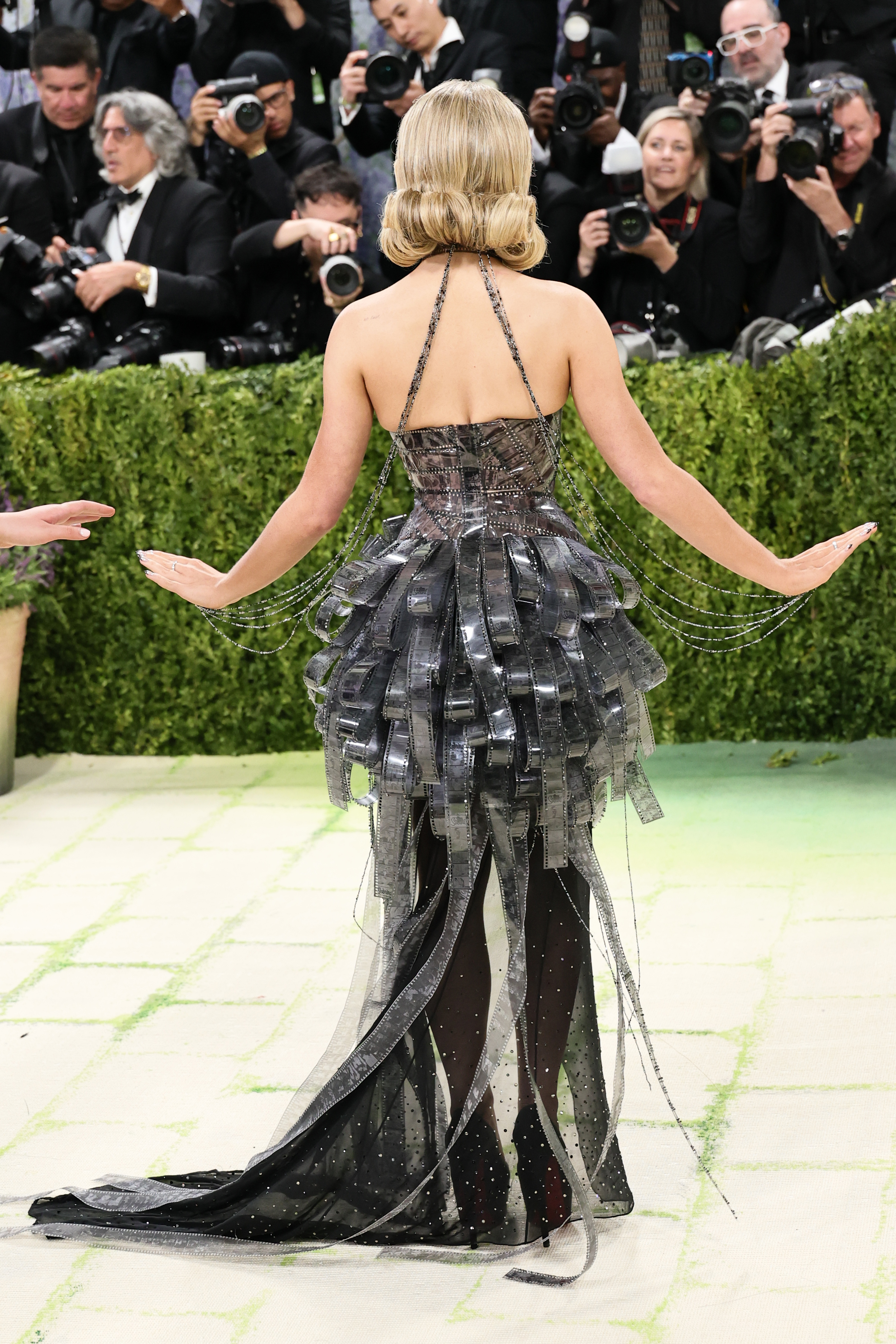 A view of Sabrina Carpenter's outfit from the back. | Source: Getty Images