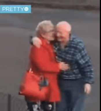 Un homme âgé avec sa femme. | Photo : Facebook/Pretty 52 Un homme âgé avec sa femme. | Photo : Facebook/Pretty 52