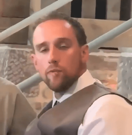 Le marie est vraiment ivre lors de son mariage - Buitengebieden | capture d'écran/Twitter Le marie est vraiment ivre lors de son mariage - Buitengebieden | capture d'écran/Twitter