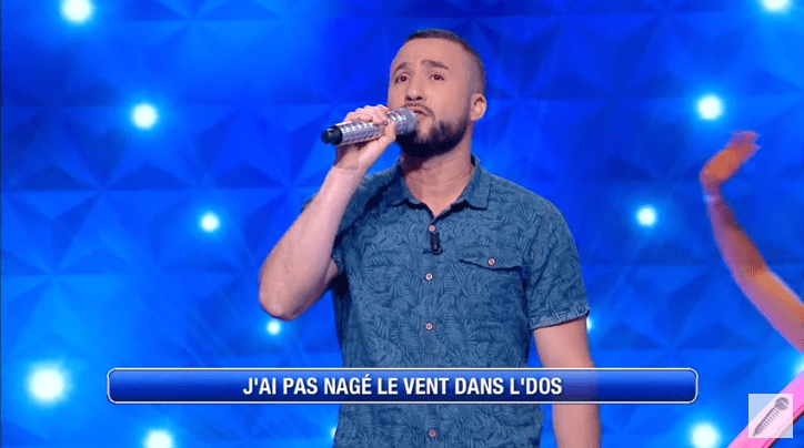  Farid chante "Place Des Grands Hommes" (Patrick Bruel) (Août 2019) | Photo : Youtube/N'oubliez pas les paroles !