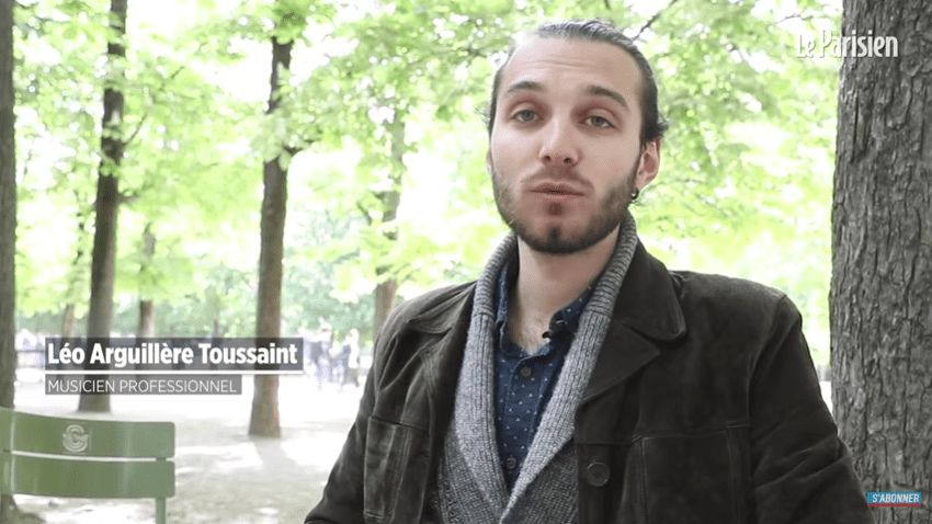 Un homme joué de la guitare dans le Jardin du Luxembourg. | Photo : Youtube/Le Parisien Un homme joué de la guitare dans le Jardin du Luxembourg. | Photo : Youtube/Le Parisien