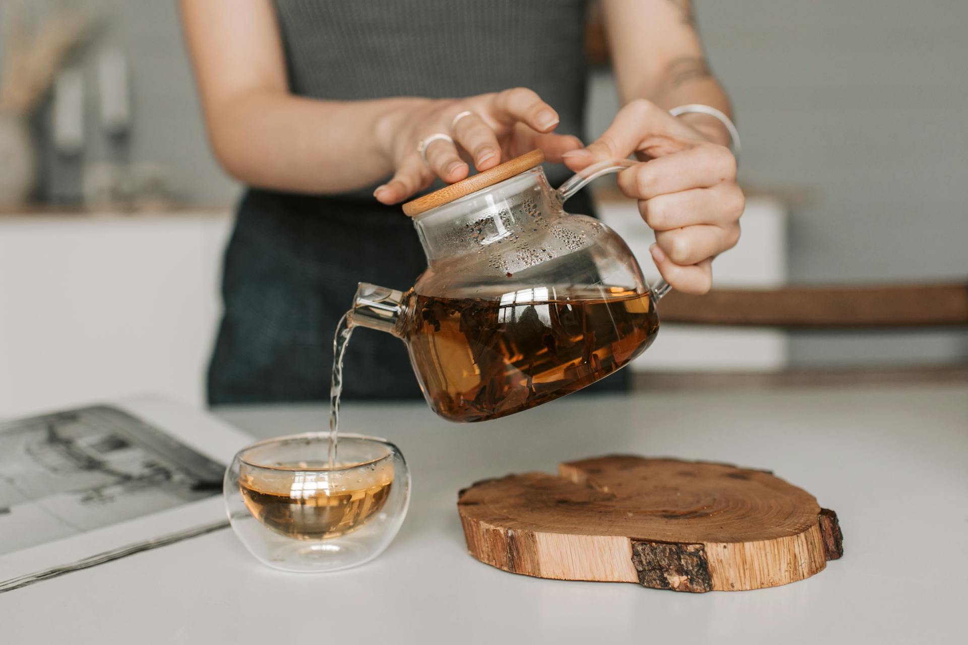 Close-up shot of a woman pouring tea | Source: Pexels
