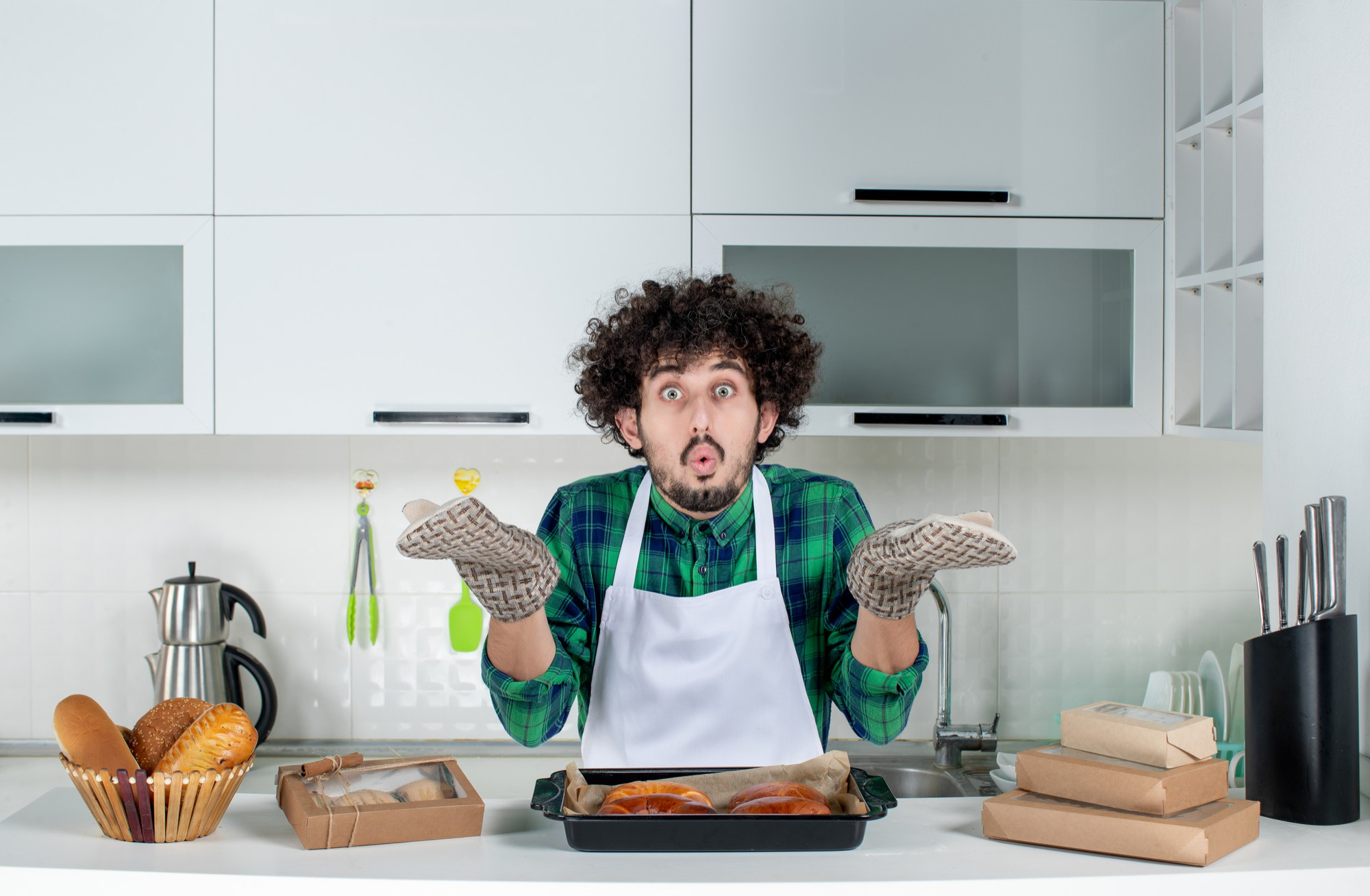 A man pretending he doesn't know how to cook | Source: Freepik