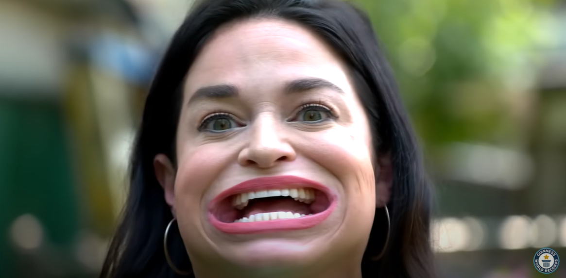 Samantha Ramsdell stretches her mouth to show how wide her gape is in a video dated July 28, 2021 | Source: youtube.com/guinnessworldrecords