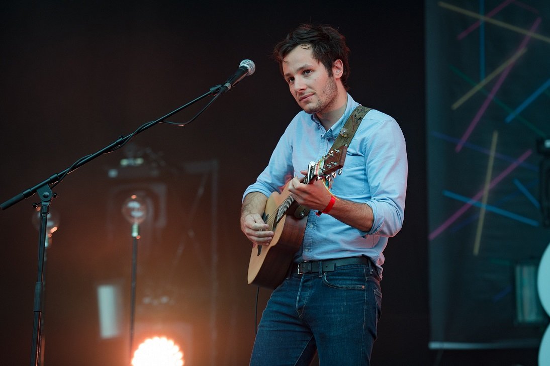 Le chanteur Vianney sur scène | Photo : Getty Images