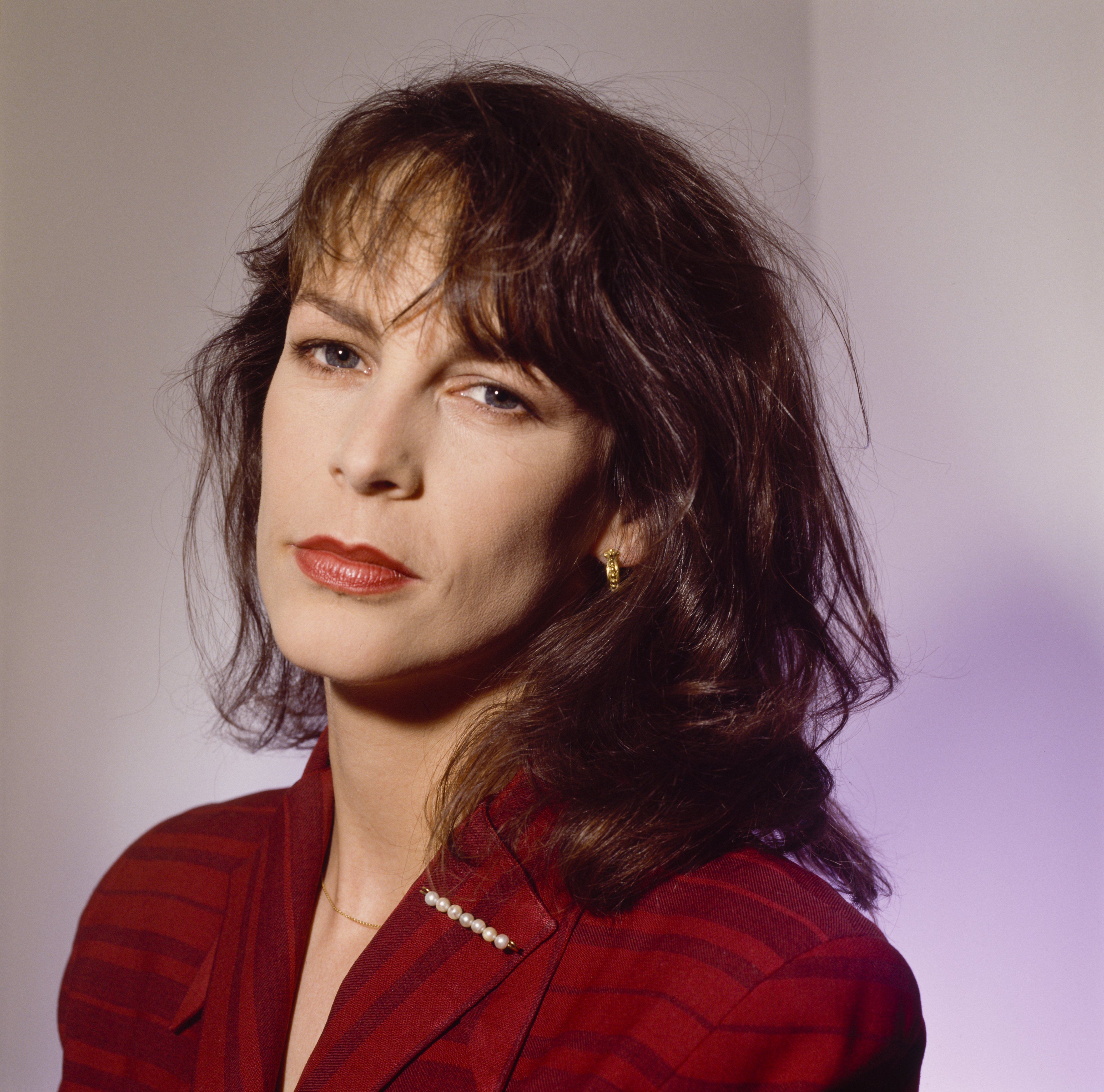 Jamie Lee Curtis sporting longer and darker hair, circa 1985. | Source: Getty Images
