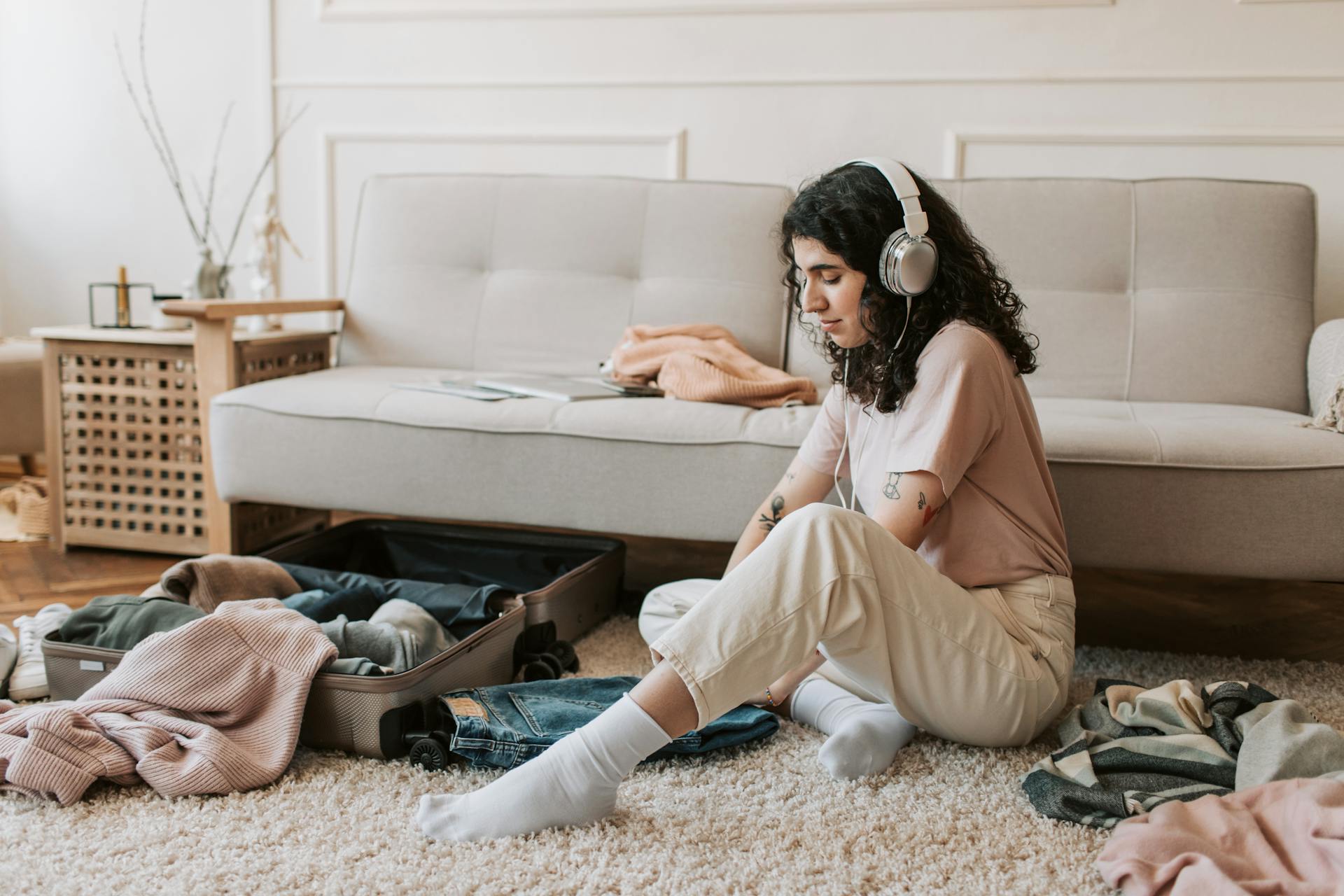 A woman packing her clothes | Source: Pexels