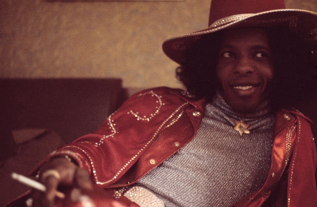 Sly Stone of Sly And The Family Stone posed smoking a cigarette in London on 16th July 1973. | Photo: Getty Images
