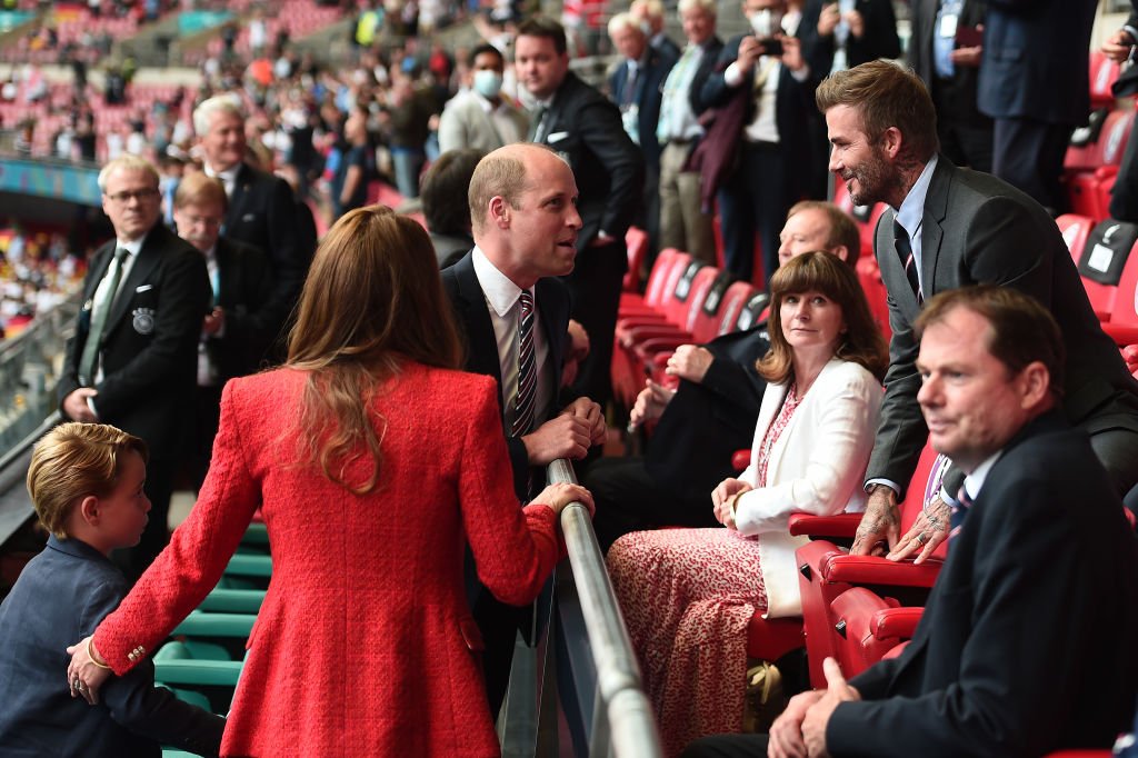 El príncipe William, junto a la duquesa de Cambridge y al príncipe George, conversan con David Beckham en la tribuna de Inglaterra vs. Alemania, UEFA Euro 2020, 29 de junio. | Foto: Getty Images