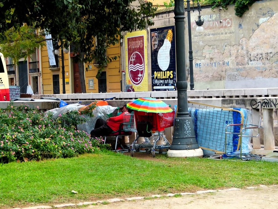 Persona sin hogar con sus objetos aglomerados en el área de un parque. | Foto: Flickr Persona sin hogar con sus objetos aglomerados en el área de un parque. | Foto: Flickr