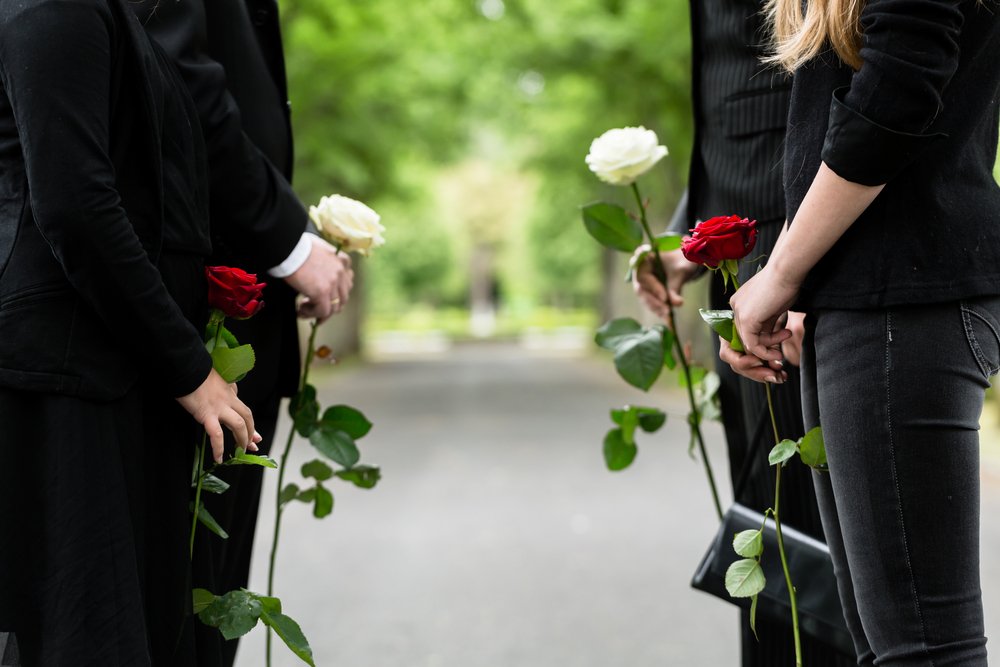 Familia en guardia de honor en un funeral. | Foto: Shutterstock