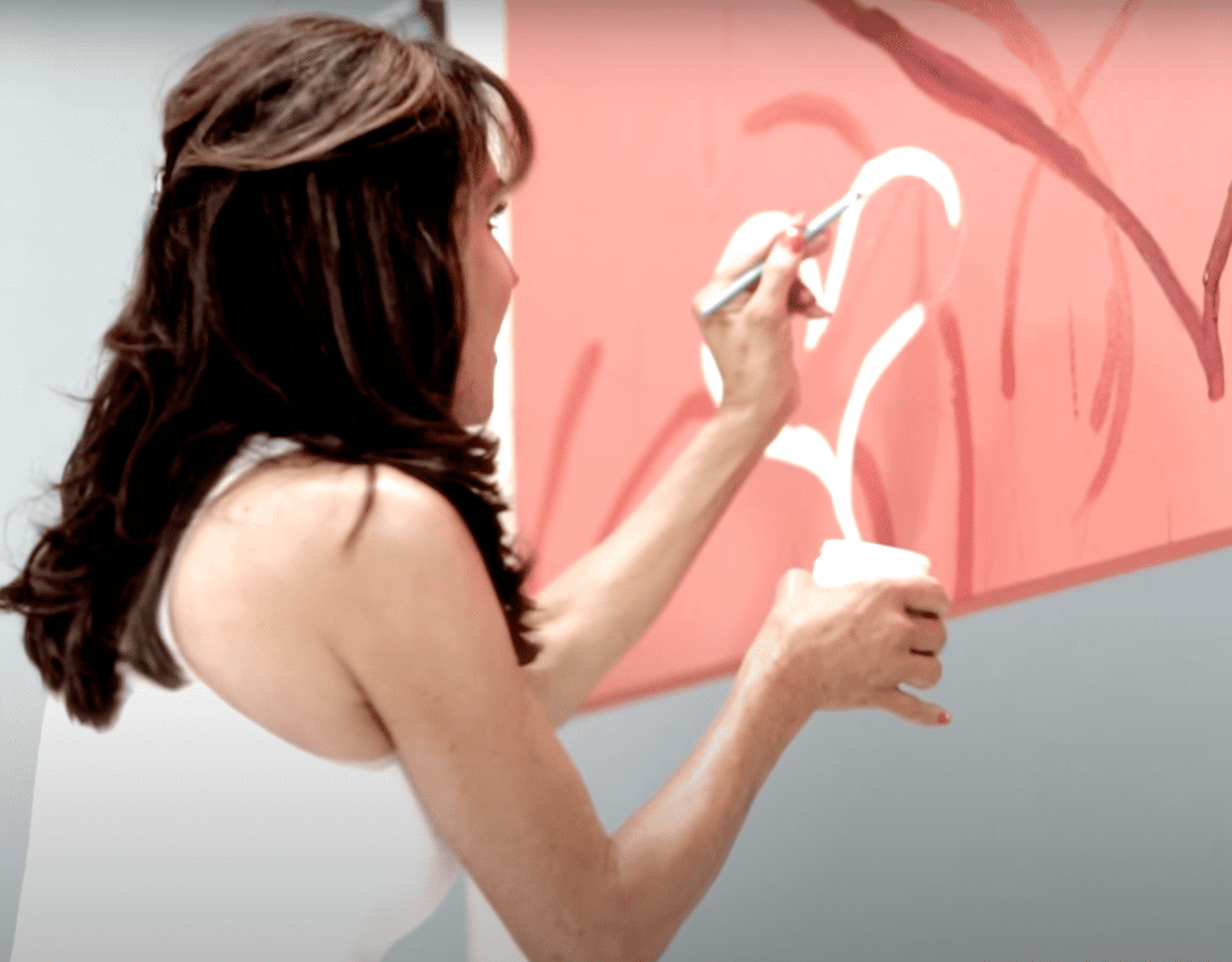 Robin McGrow pintando. | Foto: Youtube.com/ Robin McGraw Revelation TV