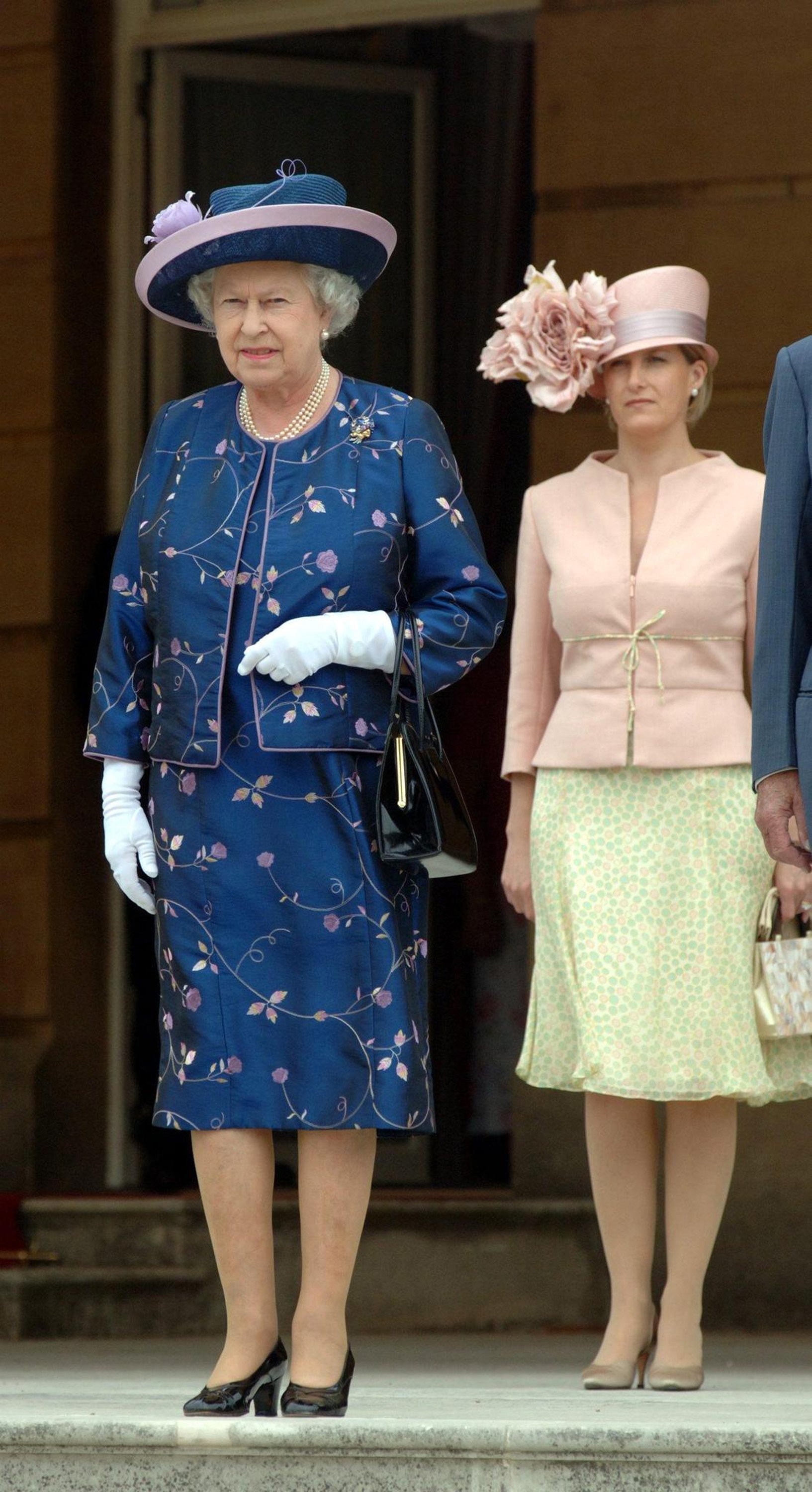 Queen Elizabeth ll and Sophie, Countess of Wessex attend a Royal garden party to celebrate the 50th anniversary of the Duke of Edinburgh's Award scheme on July 13, 2006 | Source: Getty Images 