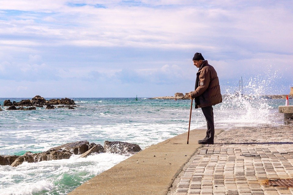 Un vieil homme avec une canne au bord de la mer | photo : Pixabay Un vieil homme avec une canne au bord de la mer | photo : Pixabay
