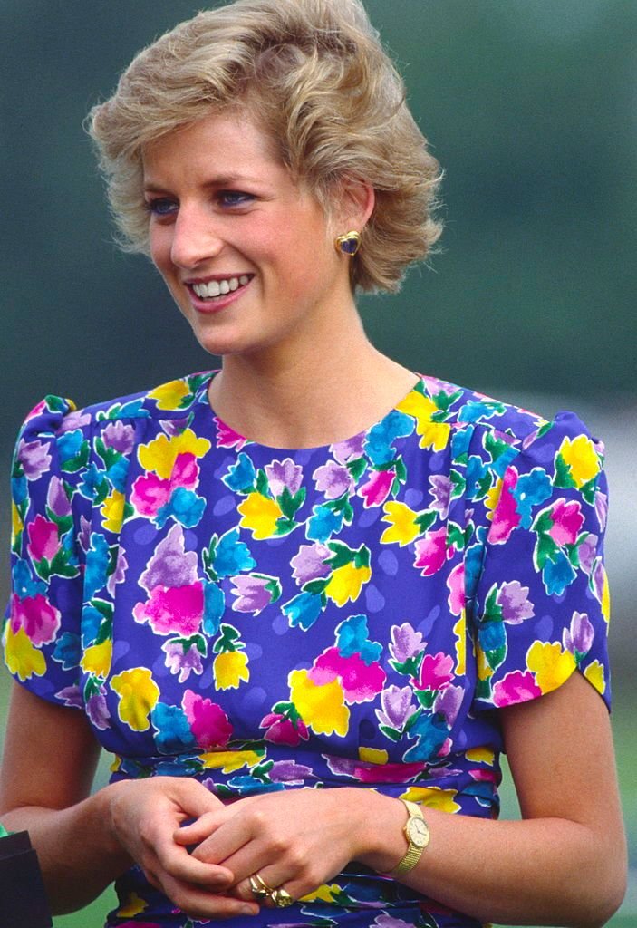 Princess Diana wearing a signet ring and other rings while at a Polo aatch on June 29, 1988 | Photo: Getty Images