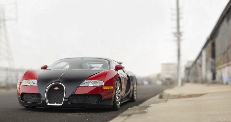 A picture of a red 2006 Bugatti Veyron. | Photo: Flickr