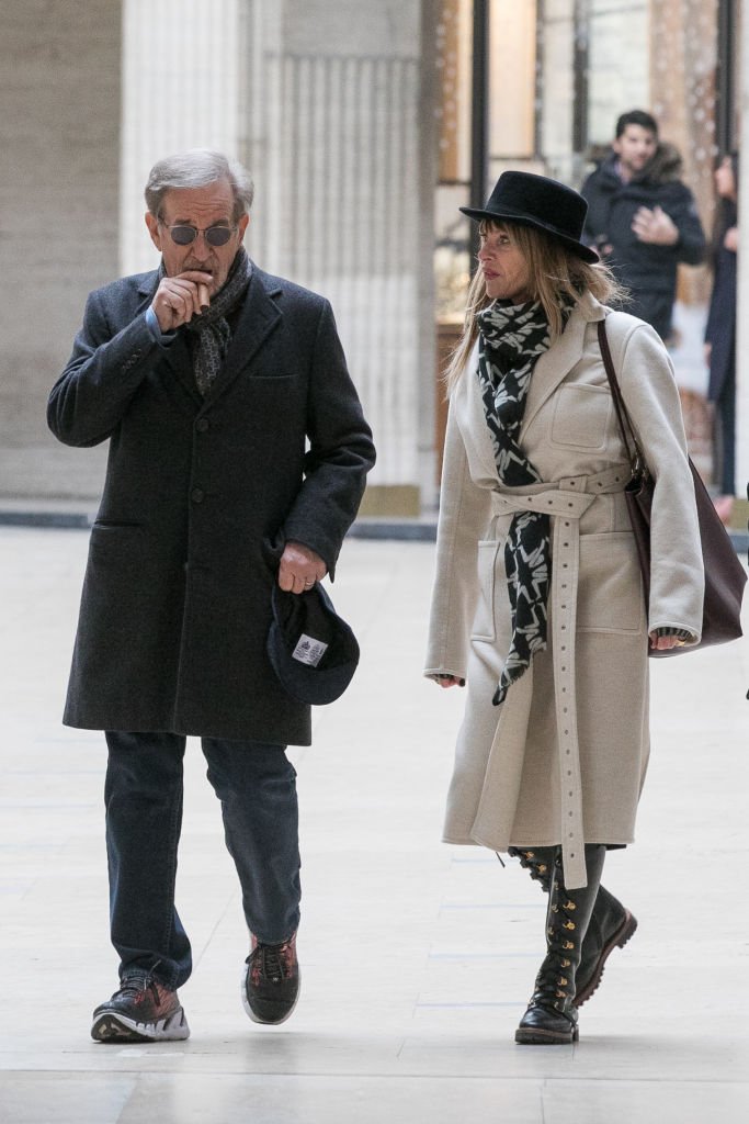 Kate Capshaw et Steven Spielberg sur la place Vendome | Photo : Getty Images Kate Capshaw et Steven Spielberg sur la place Vendome | Photo : Getty Images