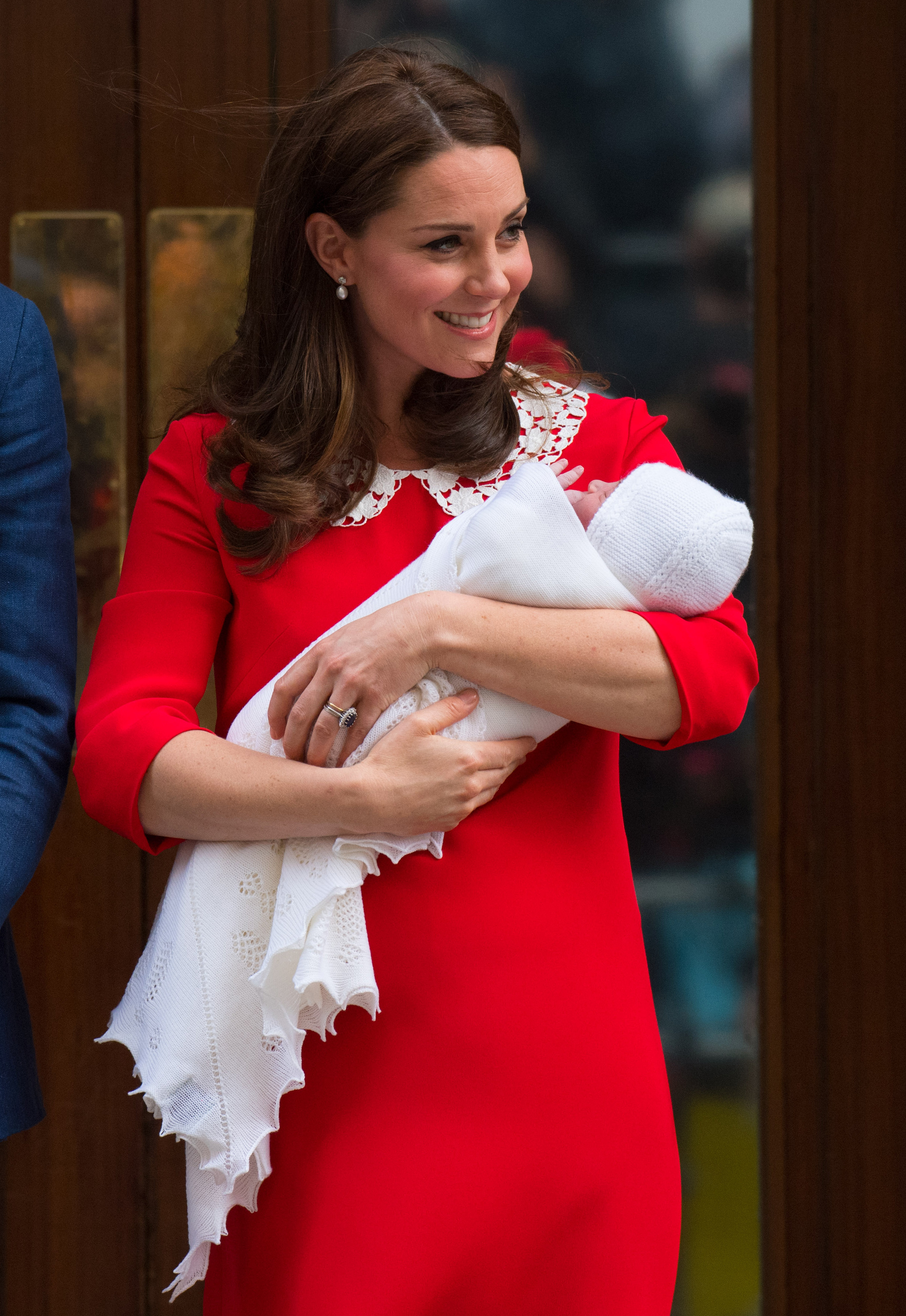 Princess Catherine with Prince Louis as she leaves the Lindo Wing at St. Mary's Hospital on April 23, 2018 in London. | Source: Getty Images