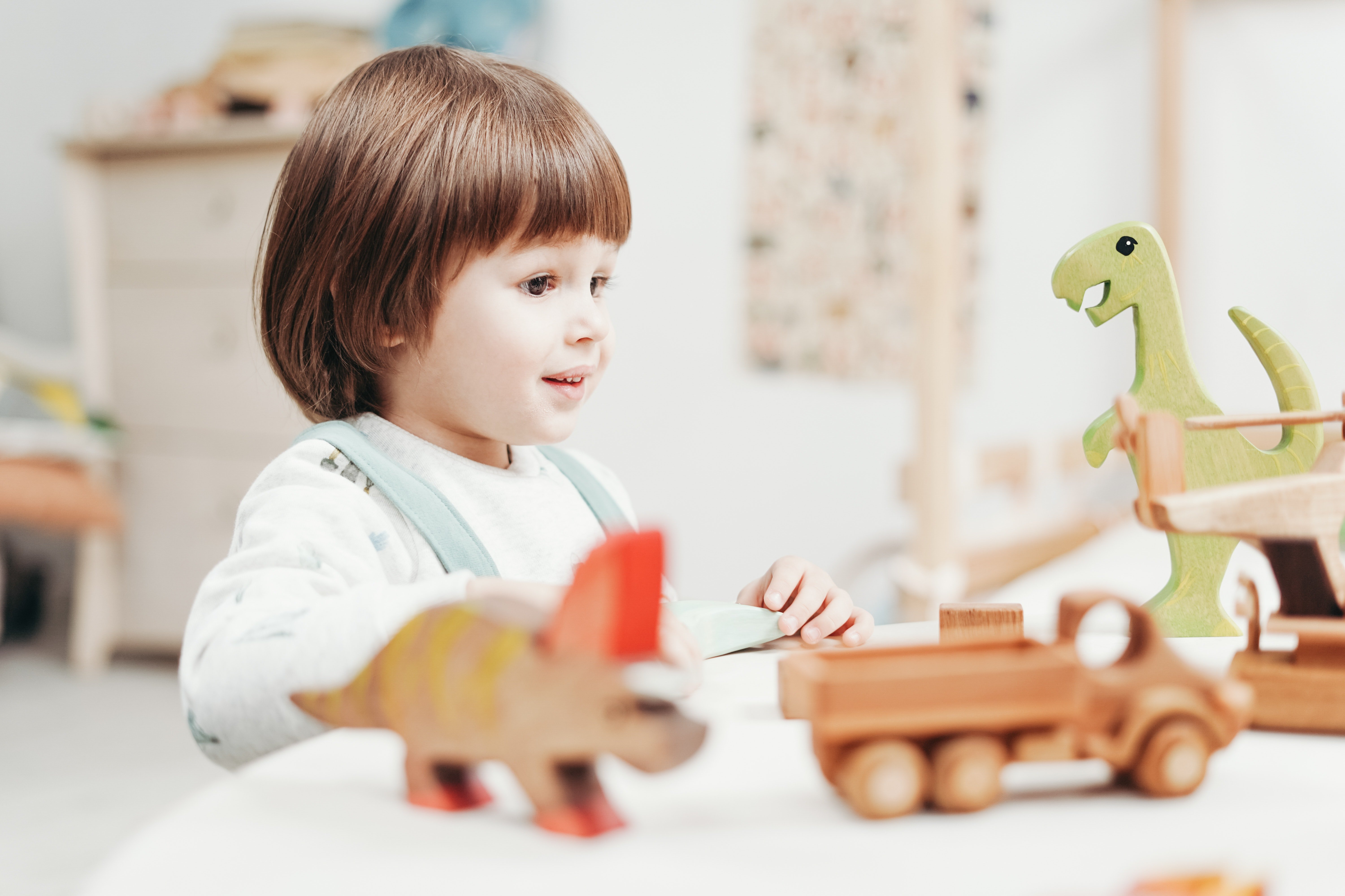 A young boy playing with his toys | Photo: Pexels