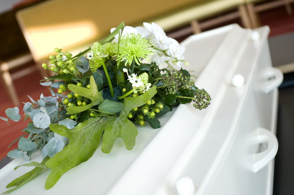 Ataúd blanco con flores. | Fuente: Shutterstock Ataúd blanco con flores. | Fuente: Shutterstock