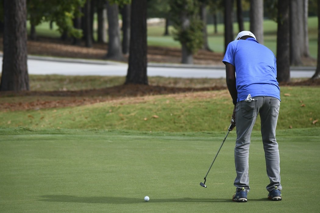 A young man playing golf. | Photo: Unsplash