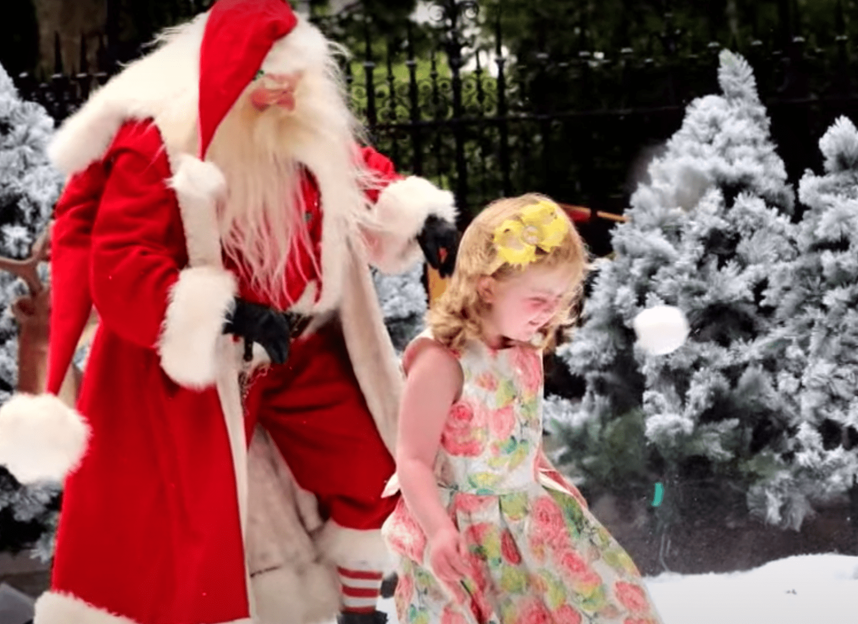 Little girl who battled cancer celebrates Christmas with Santa in July | Photo: Youtube/Inside Edition