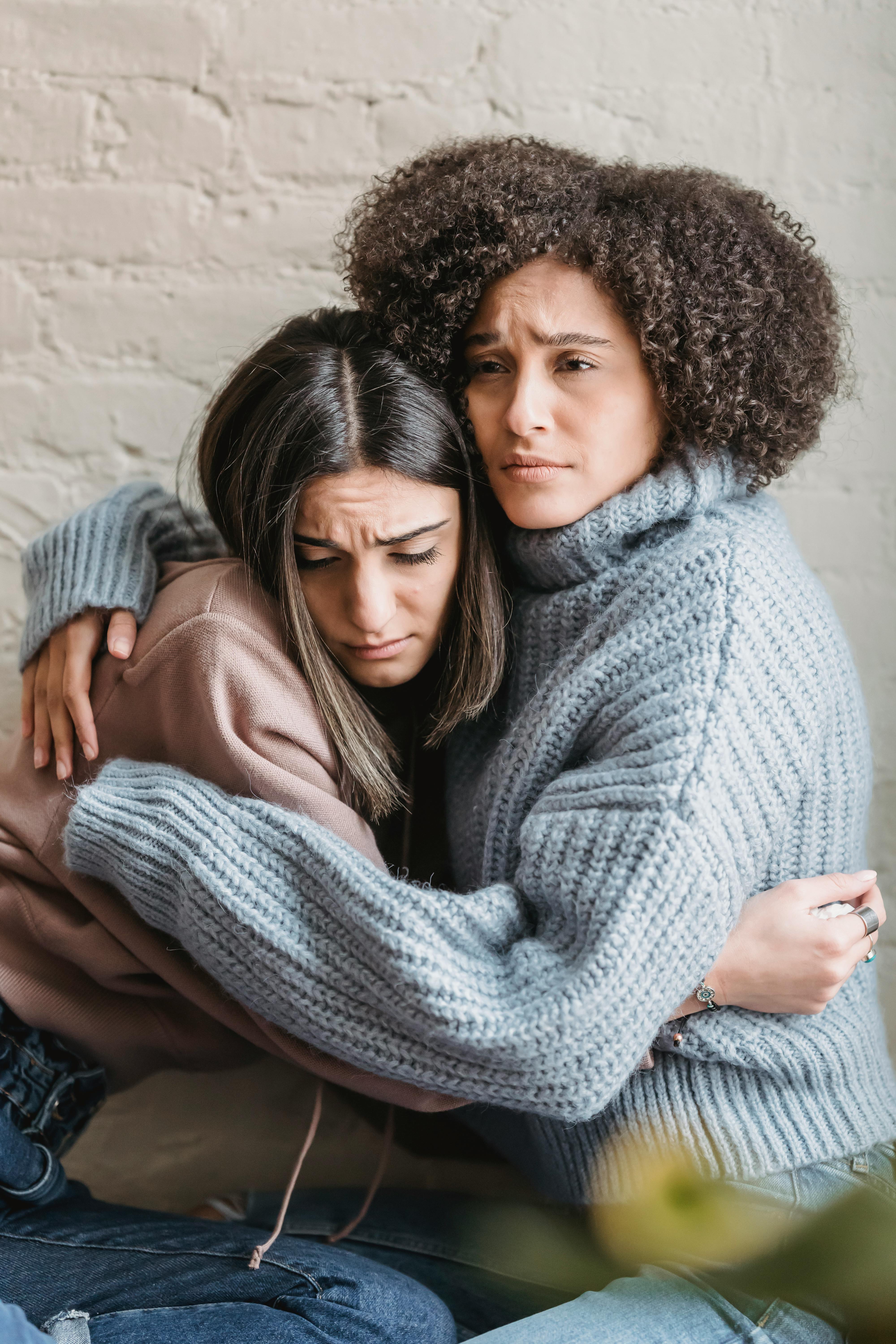 Woman consoling her sister | Source: Pexels