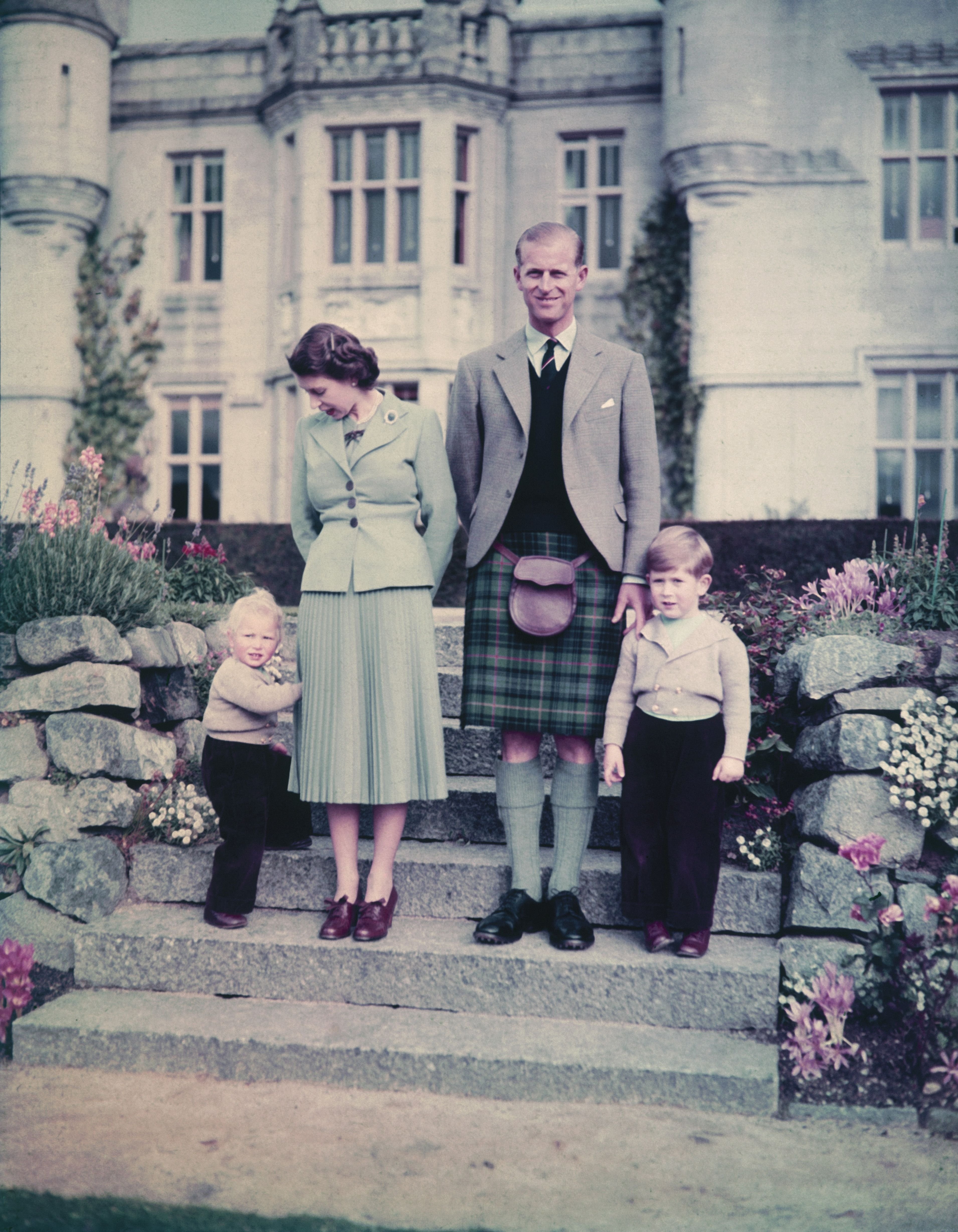 Queen Elizabeth II and The Prince Philip with Princess Anne and Prince Charles outside Balmoral Castle, 19th September 1952. | Photo: Getty Images