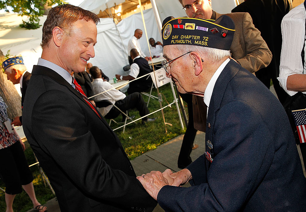 Gary Sinise (L) talks with a WWII veteran backstage at the 25th National Memorial Day Concert at the U.S. Capitol, West Lawn on May 25, 2014, in Washington, DC | Source: Getty Images.