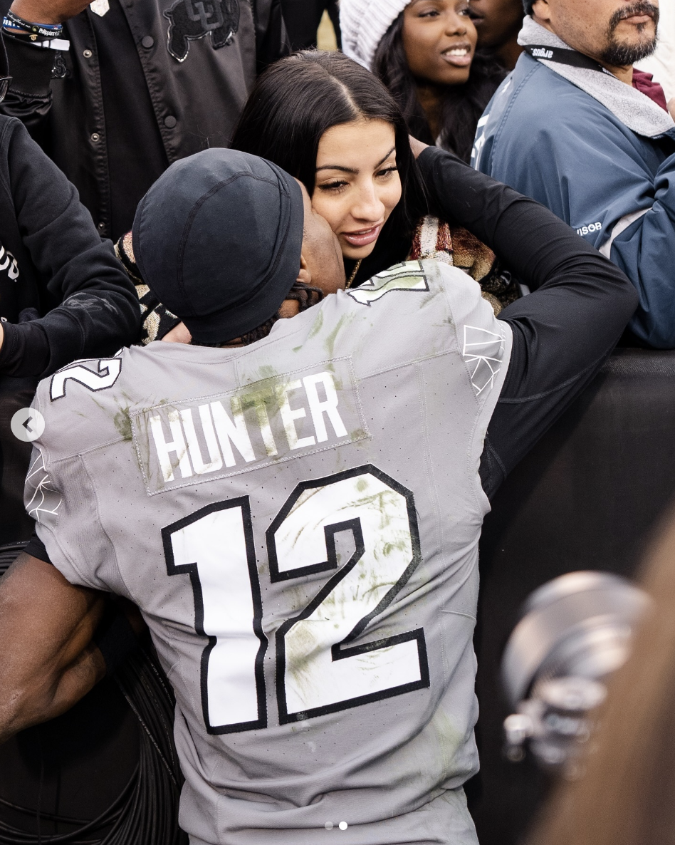 Travis Hunter kissing his fiancée, Leanna Lenee, in a photo shared on November 25, 2024 | Source: Instagram/db3_tip