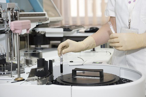 Un docteur dans un laboratoire | Photo : Pixabay