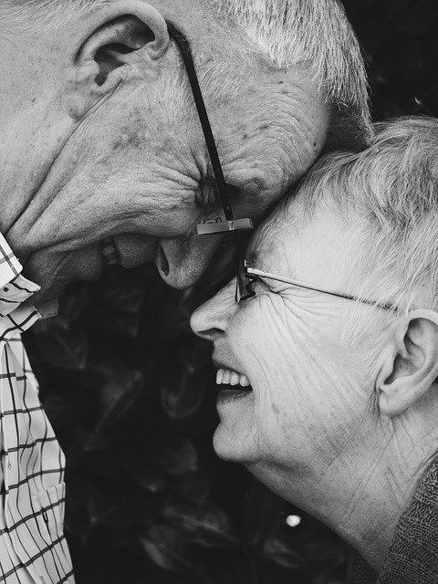 Older couple rest their foreheads to each other while smiling | Photo: Pixabay