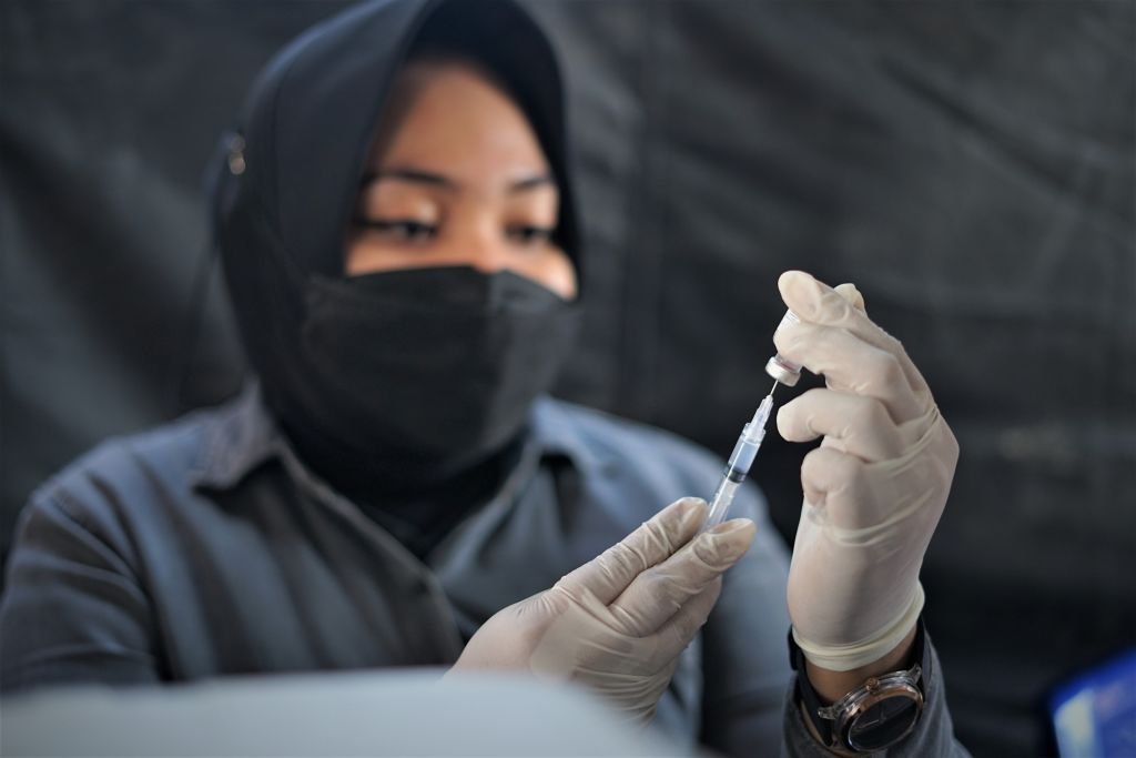 Un agent de santé prépare une dose de vaccin| Photo : Getty Images