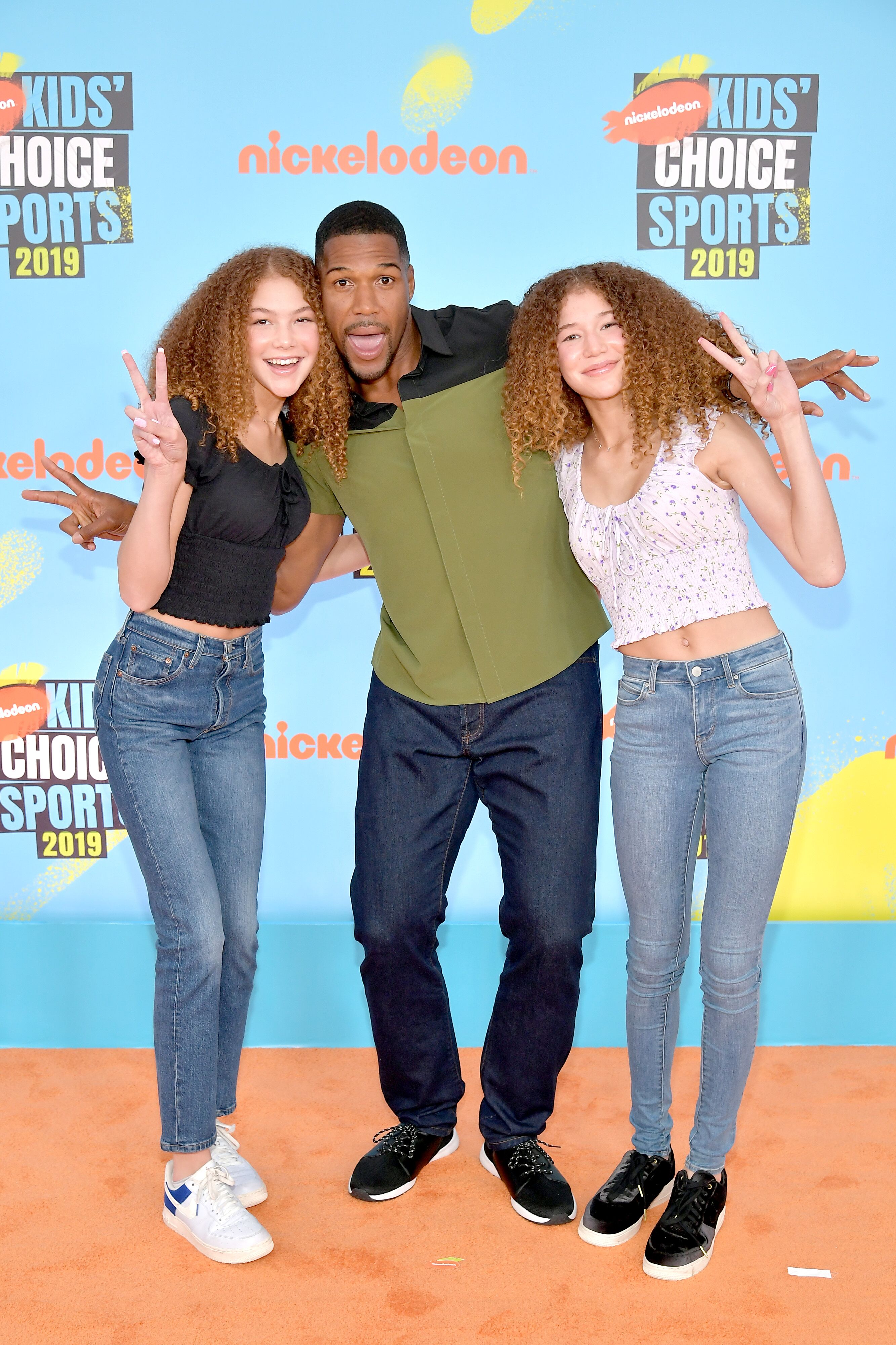 Michael Strahan and his twin daughters at a Nickelodeon event | Source: Getty Images/GlobalImagesUkraine