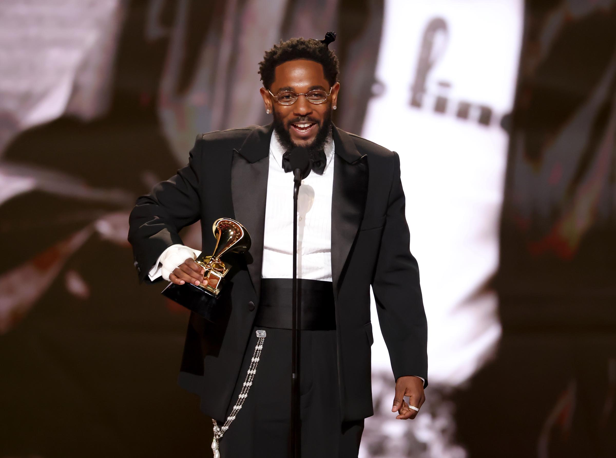 Kendrick Lamar accepts the Best Rap Album award | Source: Getty Images