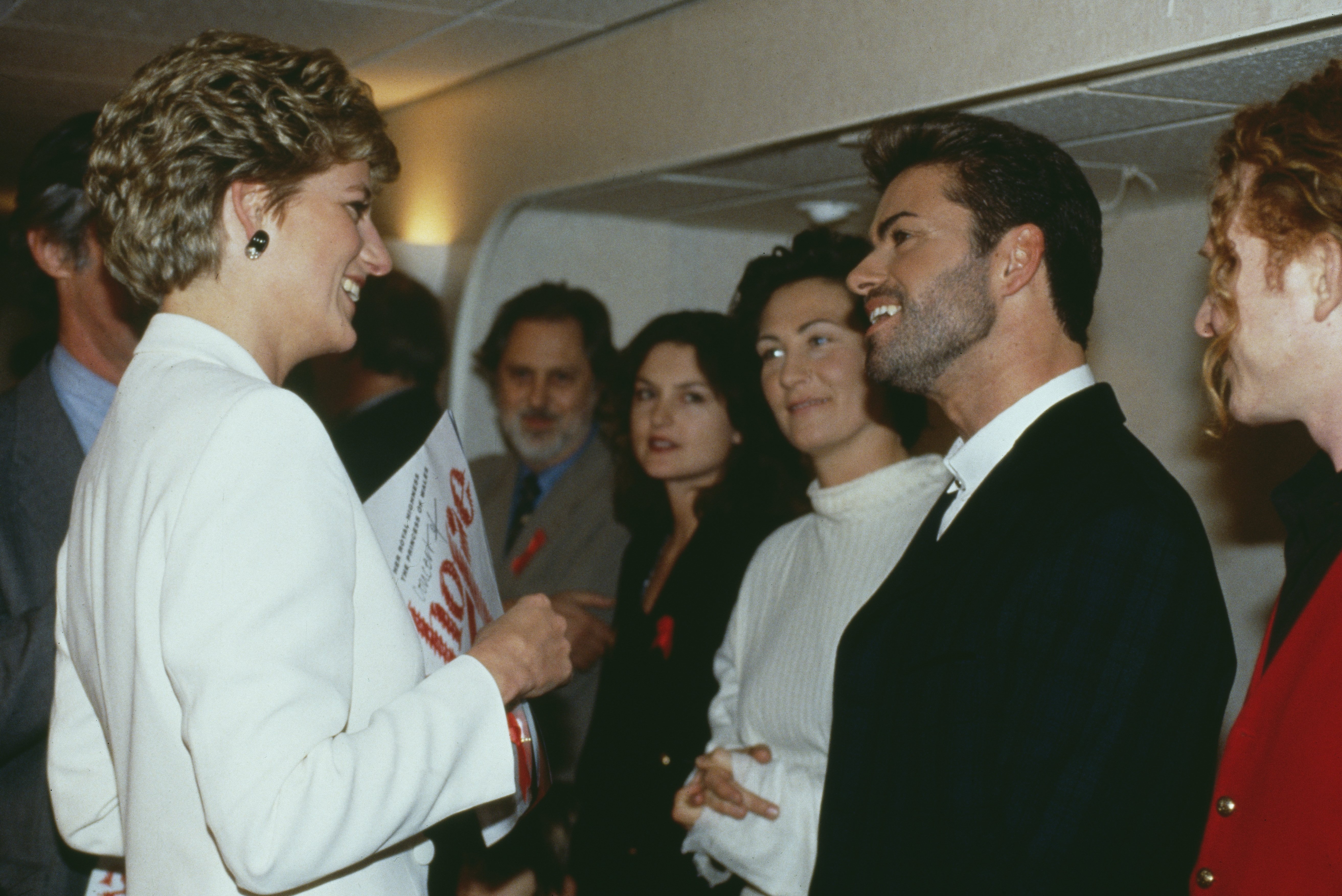 La princesa Diana se reunió con los cantantes de pop George Michael, Kd Lang y Mick Hucknall en el "concierto de la esperanza" anual del Día Mundial del SIDA en el Wembley Arena para recaudar fondos para Charity Crusaid el 1 de diciembre de 1993. | Foto: Getty Images