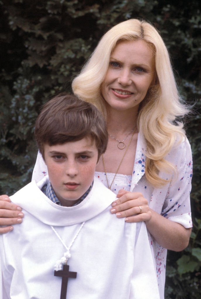 Michèle Torr lors de la communion solennelle de son fils Romain en juin 1980, France. | Photo : Getty Images.