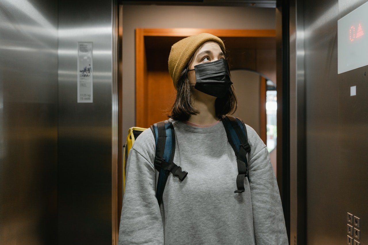 Photo of a woman inside an elevator | Photo: Pexels