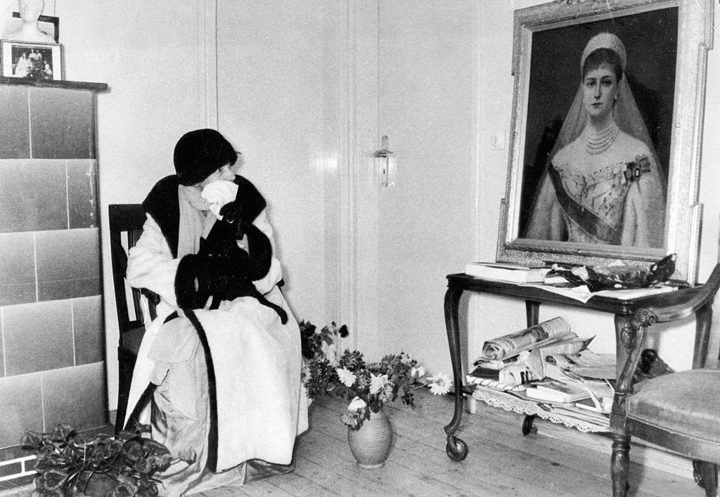 Anna Anderson en sus últimos años frente a un retrato de Alexandra Romanov, madre de Anastasia. | Foto: Getty Images