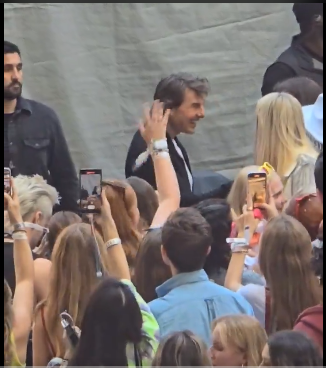 Tom Cruise interacting with fans at Taylor Swift's concert | Source: X/andrewnavs/